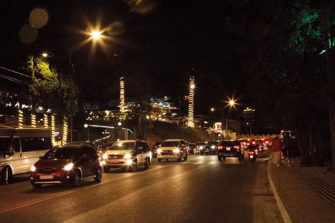 Anh chàng Phạm Kim Nhân cũng chia sẻ thêm rằng do dịp nghỉ lễ Tết dương rơi vào 2 ngày cuối tuần nên Đà Lạt lại càng đông hơn.