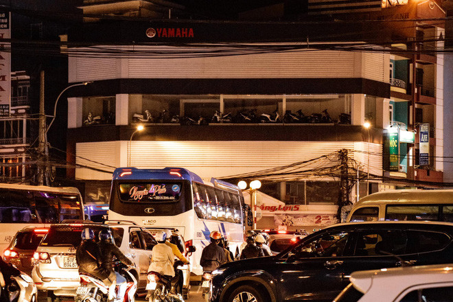 Bên cạnh đó, hầu hết các tuyến đường ở trung tâm thành phố Đà Lạt đều kẹt cứng dòng xe qua lại, trong đó chủ yếu là ô tô của các gia đình ở xa đến.