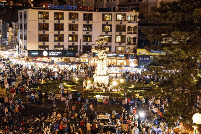 Trong ảnh, có thể thấy khu vực chợ đêm Đà Lạt gần như đông nghẹt người đến tham quan, ăn uống và mua sắm.