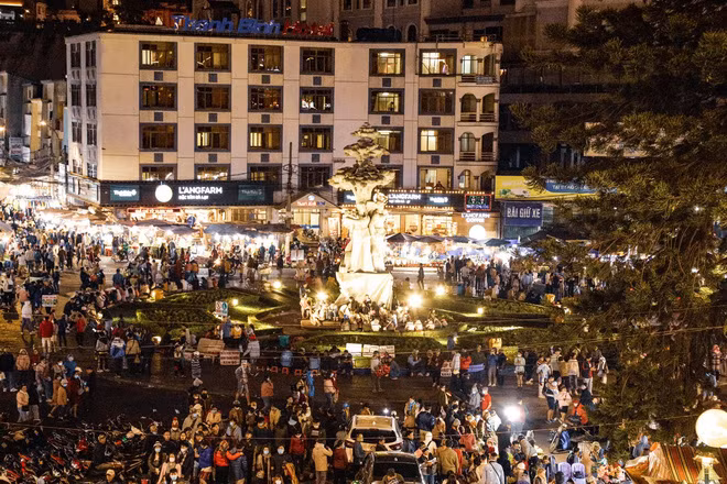 Trong ảnh, có thể thấy khu vực chợ đêm Đà Lạt gần như đông nghẹt người đến tham quan, ăn uống và mua sắm.