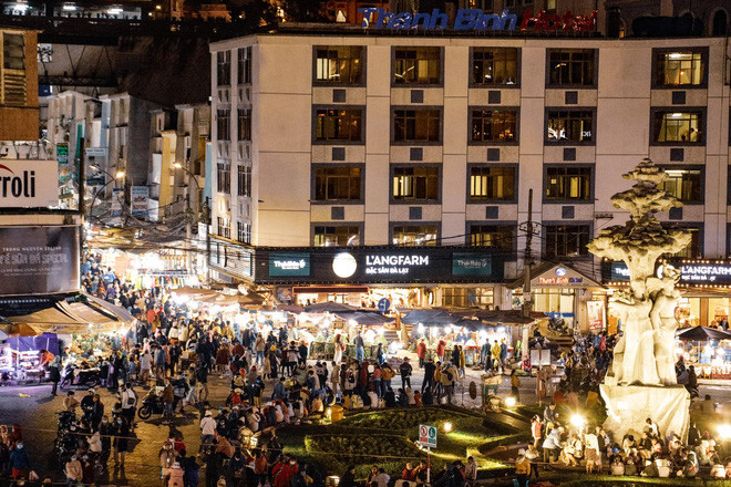 Trên bài viết, chàng trai hài hước nhận xét: Năm nay Tết Tây rơi đúng vào thứ 6, thứ 7 và Chủ nhật nên Đà Lạt "vắng" lắm luôn nè!