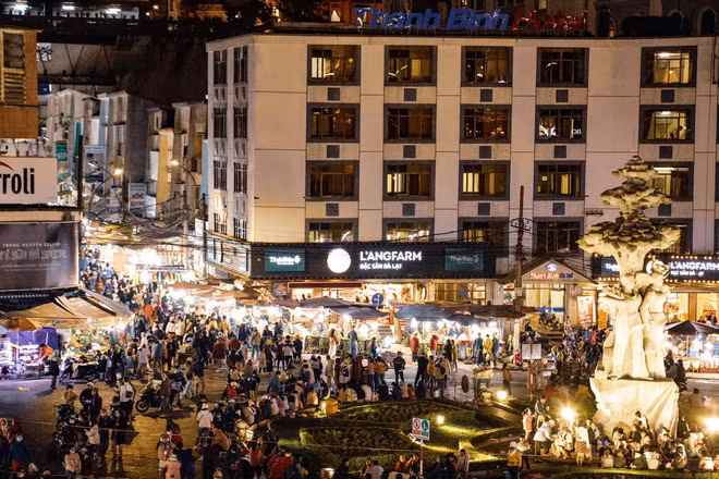 Trên bài viết, chàng trai hài hước nhận xét: Năm nay Tết Tây rơi đúng vào thứ 6, thứ 7 và Chủ nhật nên Đà Lạt "vắng" lắm luôn nè!