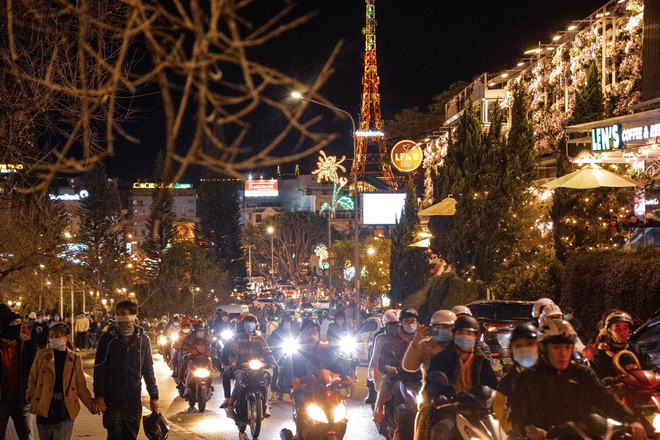 Cảnh tượng đông đúc khắp các tuyến đường dẫn vào trung tâm thành phố Đà Lạt trong ngày đầu tiên của năm mới