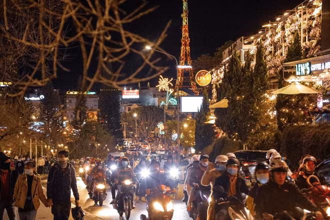 Được xem là địa điểm mà hầu như ai cũng phải đặt chân tới khi đi du lịch Đà Lạt. Thế nên cảnh tượng này vào mỗi dịp lễ, Tết hay cuối tuần cũng không có gì lạ đối với dân mạng.