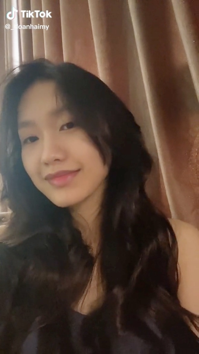 Sở hữu làn da trắng mịn, căng bóng cùng đường nét thanh tú, Doãn Hải My nhận được nhiều lời khen ngợi từ cộng đồng mạng khi chia sẻ những hình ảnh mặt mộc trên mạng xã hội.