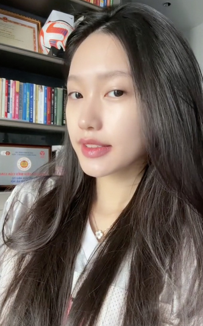 Dù là mặt mộc hay trang điểm chỉn chu, Doãn Hải My vẫn giữ được nét đẹp tự nhiên và thần thái cuốn hút, khẳng định phong cách thời trang sang trọng nhưng không kém phần tinh tế.