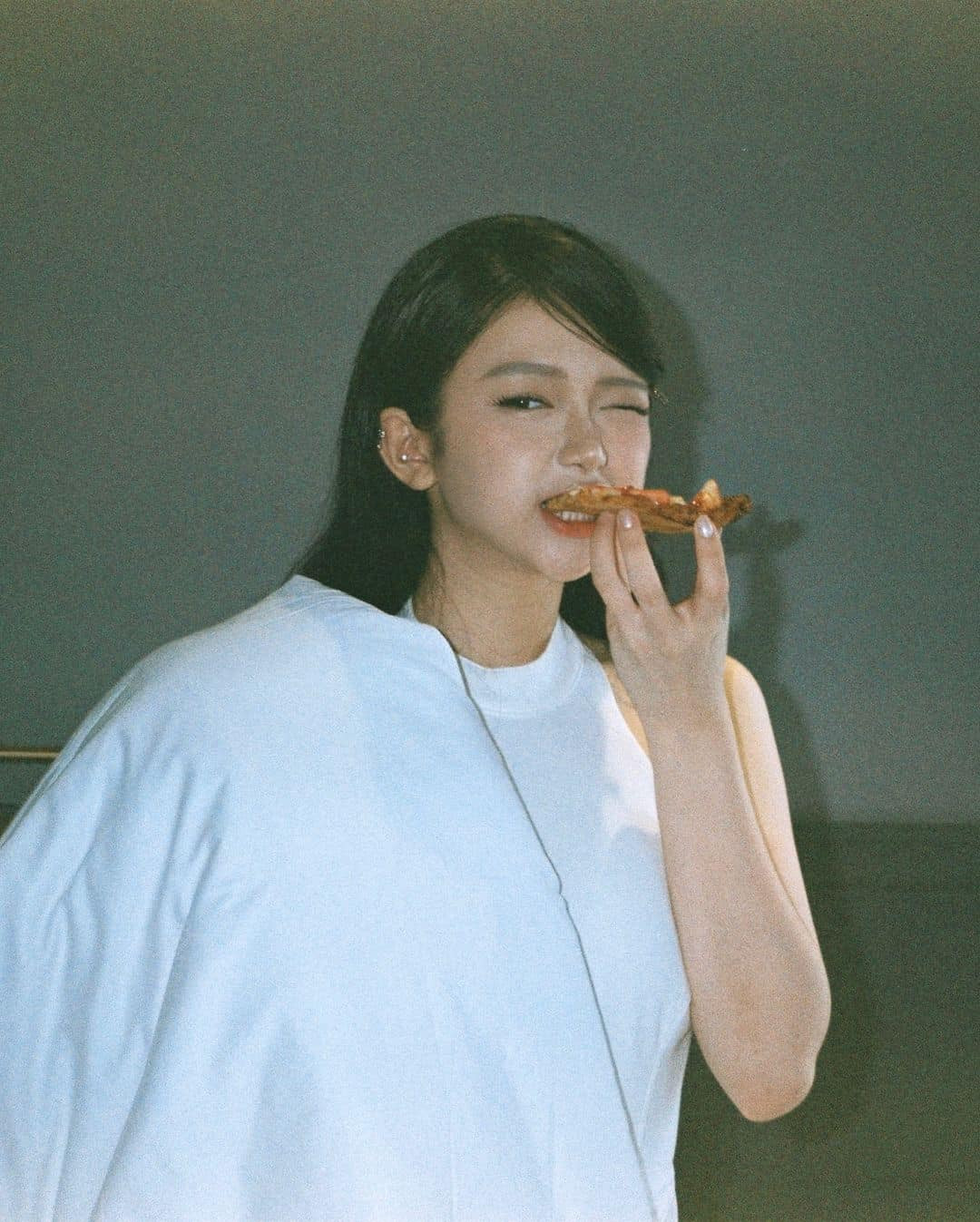 Tin đồn Linh Ka hẹn hò dấy lên từ giữa tháng 8. Sau khi thông tin lan truyền, nhiều người không ủng hộ cặp đôi, cho rằng bạn trai mới được chú ý, cần tập trung cho sự nghiệp.