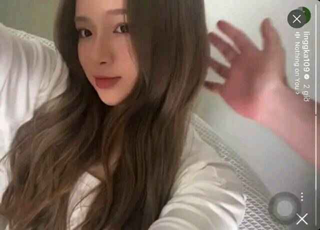 Đặc biệt, dân mạng khó chịu ra mặt khi Linh Ka để lộ khoảnh khắc có một bàn tay nam giới vô tình lọt vào khung hình. Đây được xem là bạn trai giấu mặt của cô.