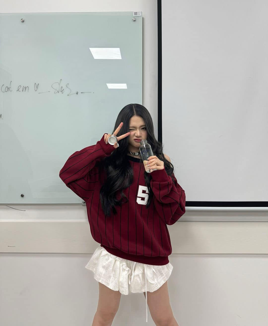 Ngay lập tức, gái xinh lên tiếng giãi bày: "Khổ thân cái tay của trợ lý mình ghê. Chỉnh tóc để quay lỡ dính vào cái story mà nhiều bạn... Cuối tuần vui vẻ cho đỡ bực tức nào, cái gì vui vẻ thì mình ưu tiên".