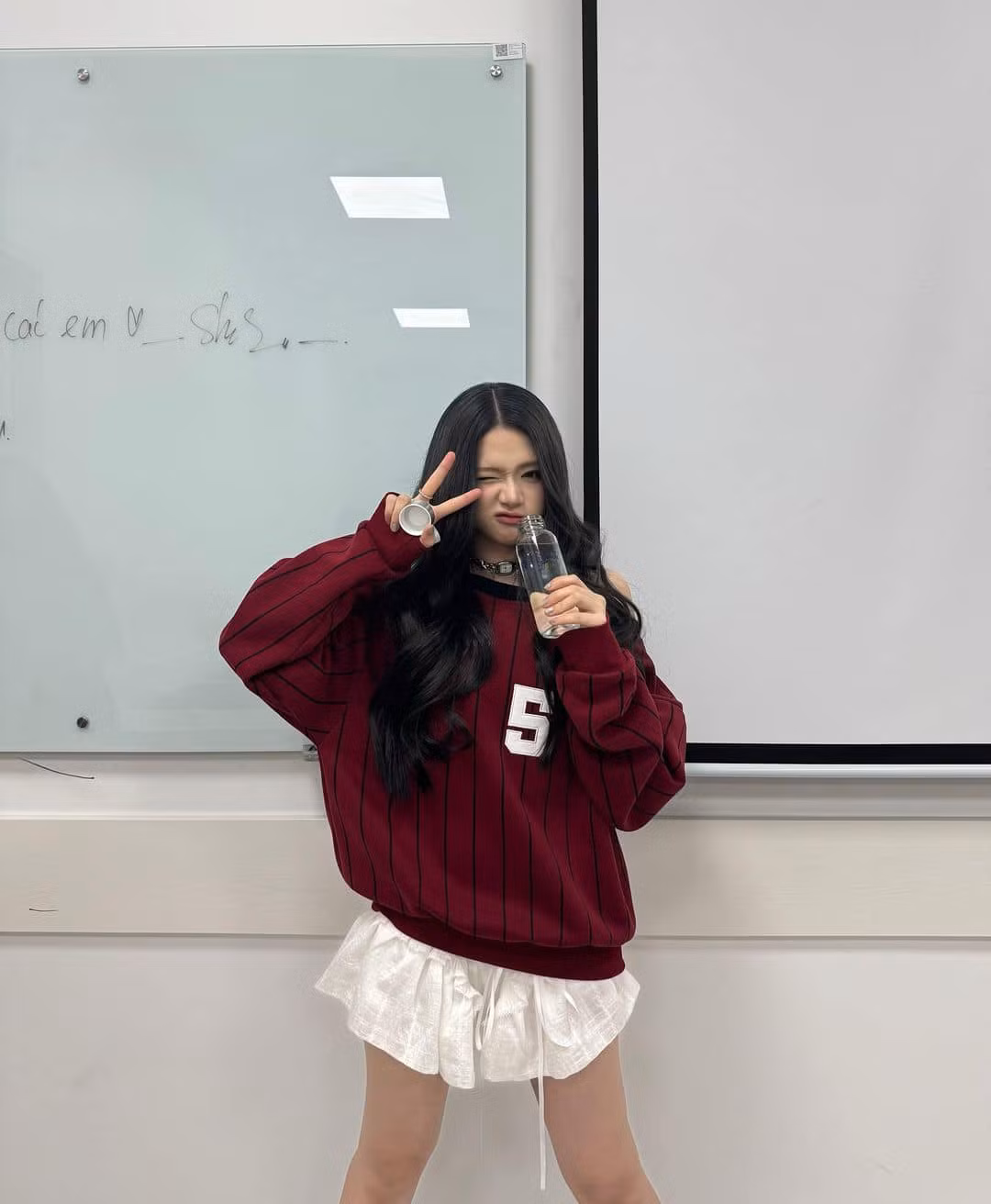 Ngay lập tức, gái xinh lên tiếng giãi bày: "Khổ thân cái tay của trợ lý mình ghê. Chỉnh tóc để quay lỡ dính vào cái story mà nhiều bạn... Cuối tuần vui vẻ cho đỡ bực tức nào, cái gì vui vẻ thì mình ưu tiên".