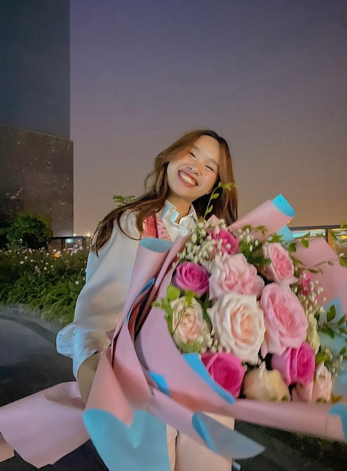 Thậm chí, Vừng còn có một bài luận vô cùng xuất sắc giúp cô ẵm ngay học bổng 30 tỷ đồng. Mặc dù đạt loạt thành tích cực khủng nhưng Vừng lại vô cùng khiêm tốn.