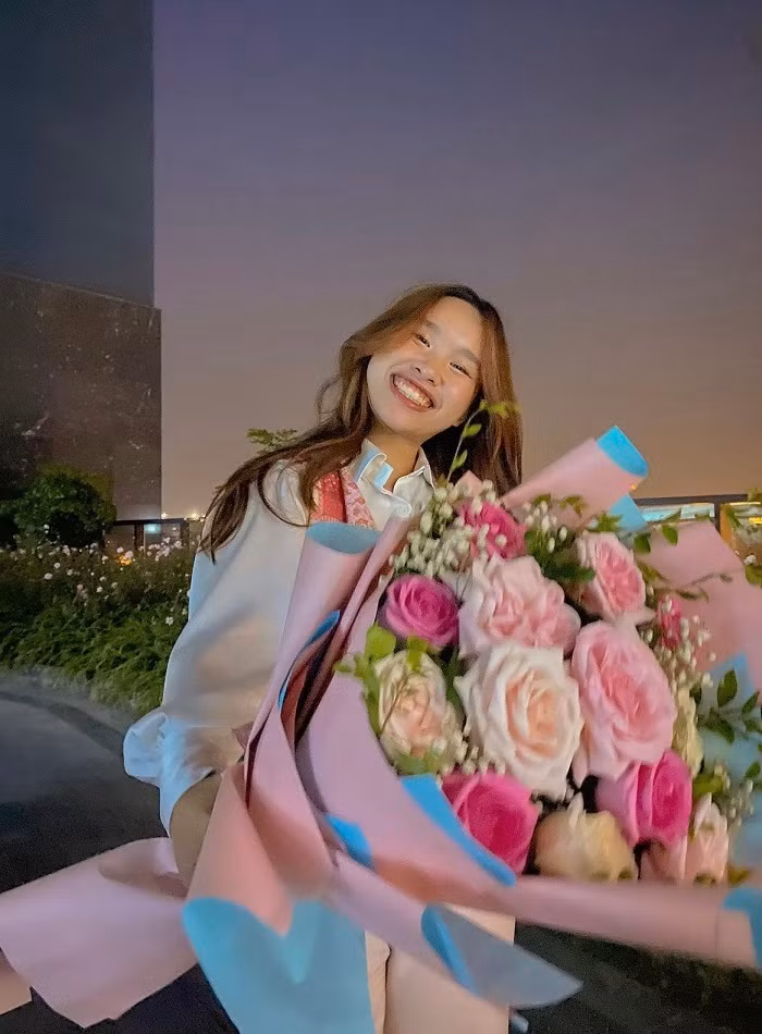 Thậm chí, Vừng còn có một bài luận vô cùng xuất sắc giúp cô ẵm ngay học bổng 30 tỷ đồng. Mặc dù đạt loạt thành tích cực khủng nhưng Vừng lại vô cùng khiêm tốn.