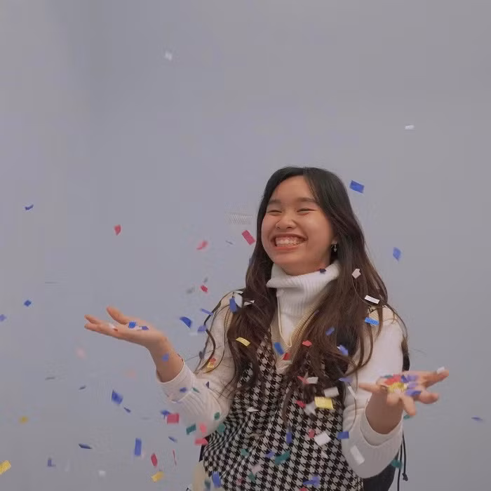 Một số video triệu view của cô nàng có thể kể đến như: “Cách tự học TOEFL để đạt 119/120”, “Một ngày đi học ở Đại học VinUniversity”, “Hành trình giành 7,2 tỷ học bổng du học Mỹ”,... Tuy nhiên, đó chưa phải toàn bộ thành tích mà cô nàng Gen Z này đạt được.