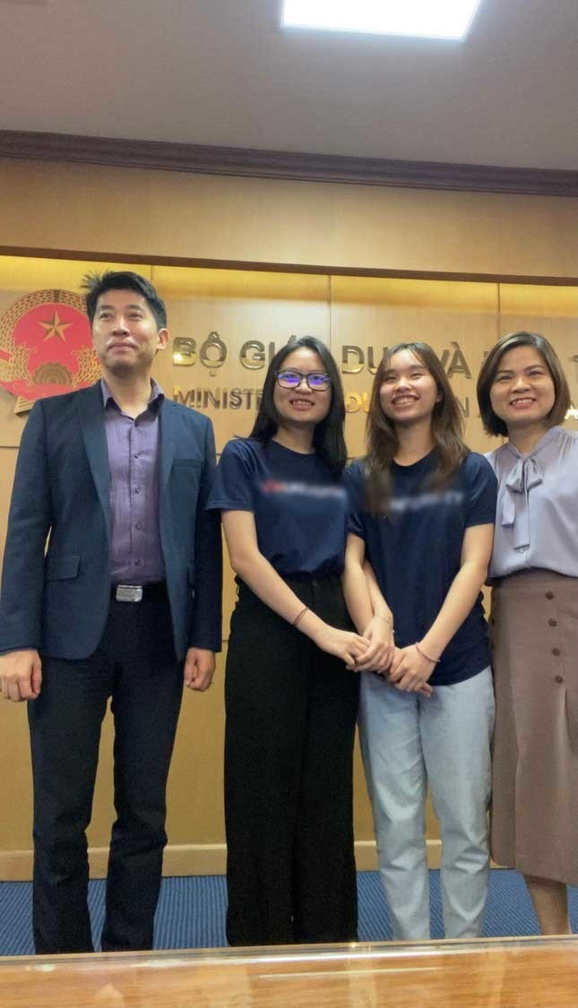 Với niềm đam mê du học, hết cấp 3, Vừng lại tiếp tục con đường săn học bổng của mình. Nữ sinh giành được hàng loạt học bổng của nhiều trường top đầu tại Mỹ như: New York University, University of Rochester, Cornell University, Colorado College, Colby College và Middlebury College.