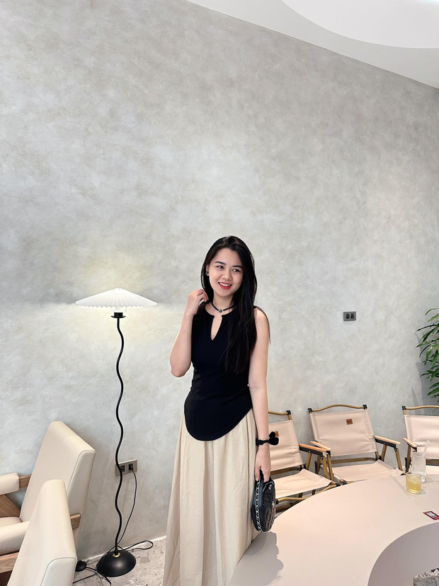 Trúng “tiếng sét ái tình”, Quế Ngọc Hải đã chủ động “cầm cưa”. Anh phải mất 2 năm mới có được trái tim của cô Hoa khôi xinh đẹp.