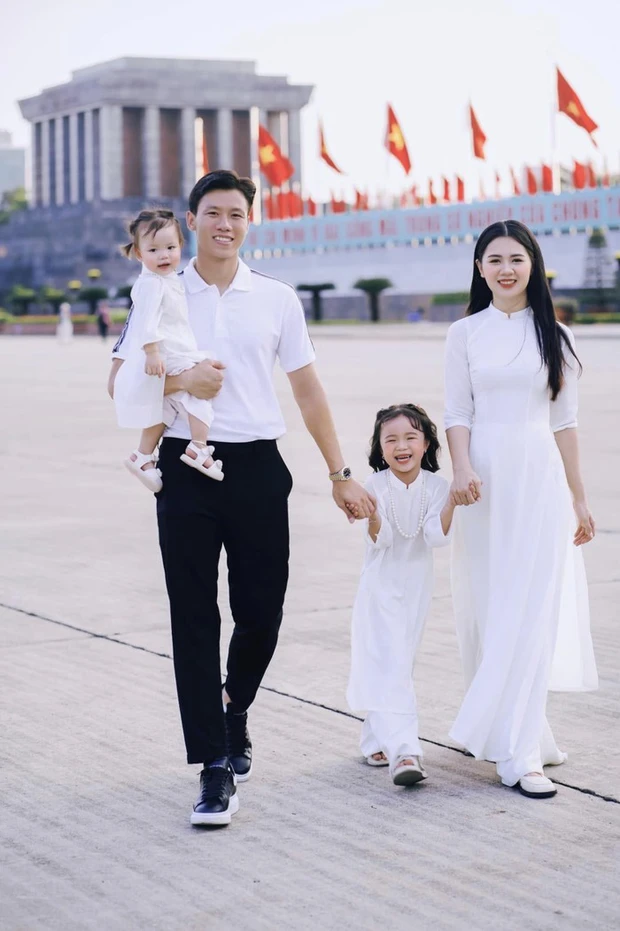 Nhìn lại những bức ảnh của Thùy Phương khi còn là Hoa khôi đại học Vinh, cùng trong tà áo dài trắng truyền thống dân tộc, sau 5 năm kết hôn và là mẹ của 2 tiểu công chúa, bà xã Quế Ngọc Hải vẫn giữ được nét đẹp thanh xuân.