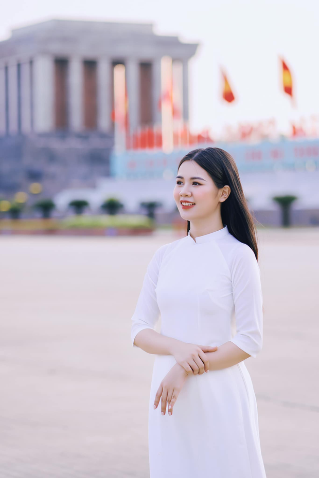 Trong bộ áo dài thướt tha, Thuỳ Phương khoe nét đẹp dịu dàng, đằm thắm với gương mặt ưa nhìn cùng nụ cười tươi tắn, vóc dáng thon thả, mái tóc đẹp buông xoã.