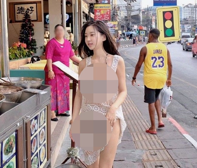 Với nhiều người, đi siêu thị là hành động không thể thiếu mỗi ngày. Nó không chỉ là nơi thỏa mãn nhu cầu mua sắm mà còn được nhiều bạn trẻ tận dụng làm địa điểm check-in, khoe vóc dáng nuột nà.