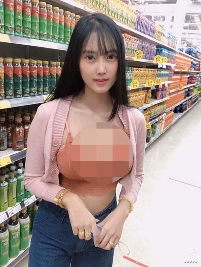 Không khó để tìm kiếm những bức ảnh các cô gái khoe body với những màn thời trang hở hang tại siêu thị trên mạng xã hội.