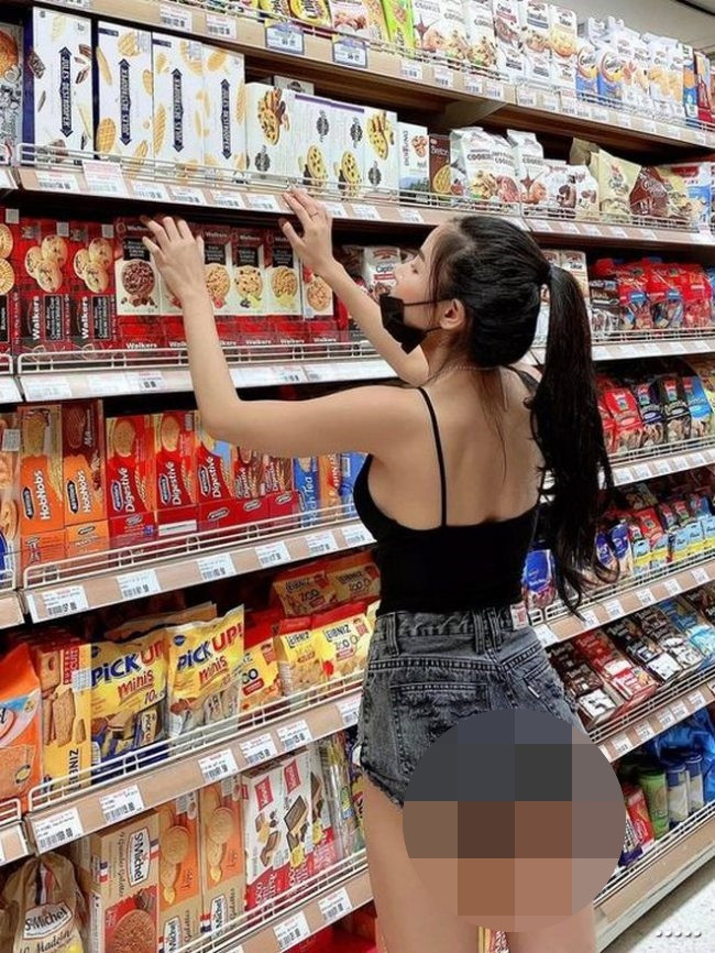 Cũng là tại siêu thị không ít lần hội chị em vô tình để lộ vùng nhạy cảm bởi những chiếc quần phản chủ.