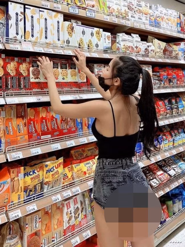 Cũng là tại siêu thị không ít lần hội chị em vô tình để lộ vùng nhạy cảm bởi những chiếc quần phản chủ.