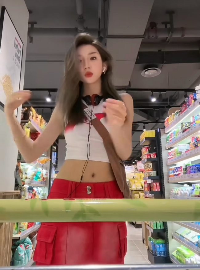 Những địa điểm công cộng cần phải lựa chọn trang phục phù hợp và tinh tế hơn. Bởi những trang phục quá ngắn, quá mỏng khiến cơ thể bạn không được che chắn kỹ lưỡng.