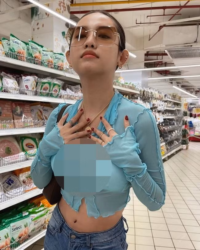 Nói không quá, bạn sẽ trở thành nạn nhân bị quấy rối nơi đông người hoặc bị chụp lén và lan truyền trên mạng xã hội.