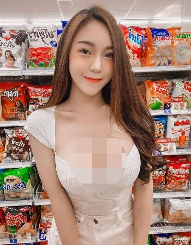 Những chiếc áo khoét ngực khoe vòng một hay những chiếc quần ngắn cũn cỡ, bó sát cơ thể của hội chị em làm cho nhiều người cùng đi siêu thị hay chợ phải đỏ mặt.