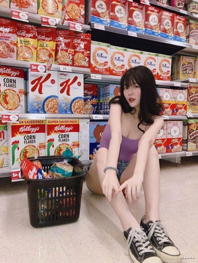 Tuy nhiên cũng từ những màn check-in nơi siêu thị của hội chị em với lối ăn mặc phản cảm khiến nhiều lần netizen không khỏi nóng mắt.