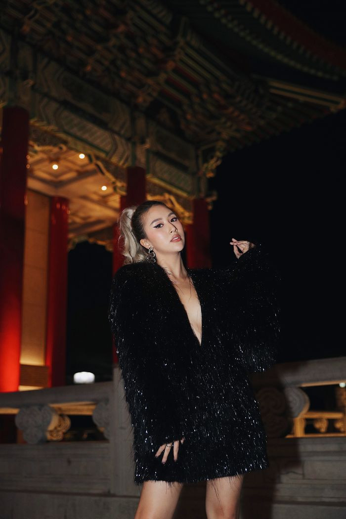 Thu nhập từ hoạt động nghệ thuật giúp Quỳnh Anh Shyn khoác lên mình những bộ trang phục đắt giá đến từ các nhà mốt đình đám như Dolce&amp;Gabbana, Louis Vuitton x Supreme, Versace, Chanel...