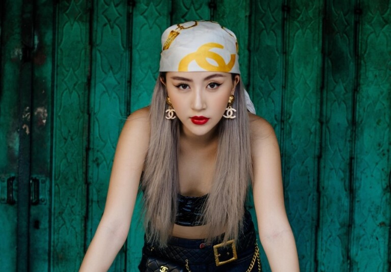 Dù để lộ vòng 2 kém săn chắc nhưng bức ảnh tạo dáng khi đứng của Quỳnh Anh Shyn vẫn rất ấn tượng.