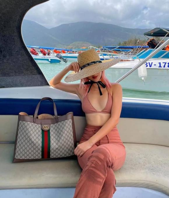 Đặc biệt, khi ngồi hot girl Hà thành để lộ vòng 2 kém săn chắc.