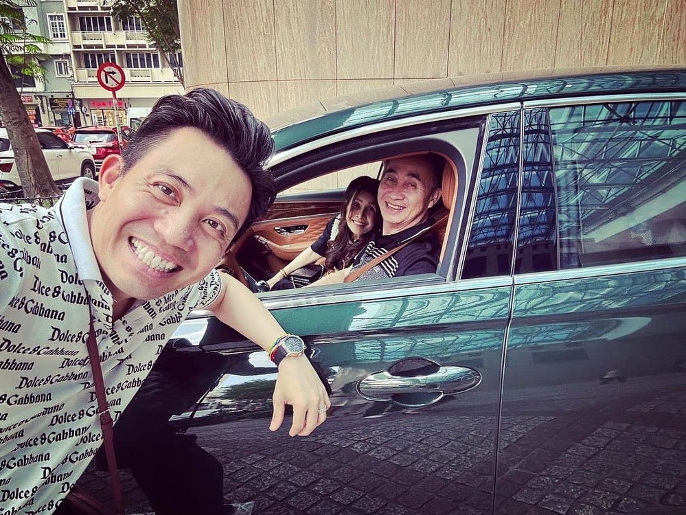 Điều đáng nói là ở bữa ăn ấm cúng của gia đình còn có sự xuất hiện của vợ 2 của Minh Nhựa và 2 nhóc tì.