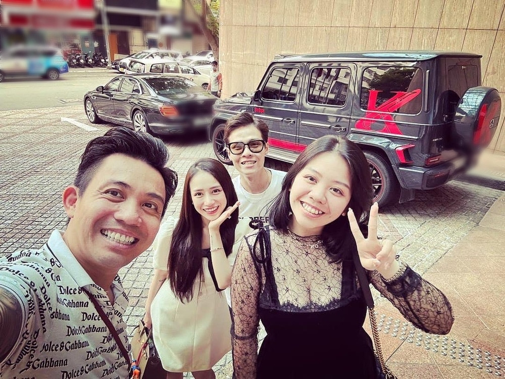 Tại đây con gái Minh Nhựa diện mẫu đầm trắng thanh lịch, vóc dáng sau sinh 2 con vẫn cân đối. Joyce Phạm vui vẻ chụp ảnh cùng chồng, em gái ruột và ba.