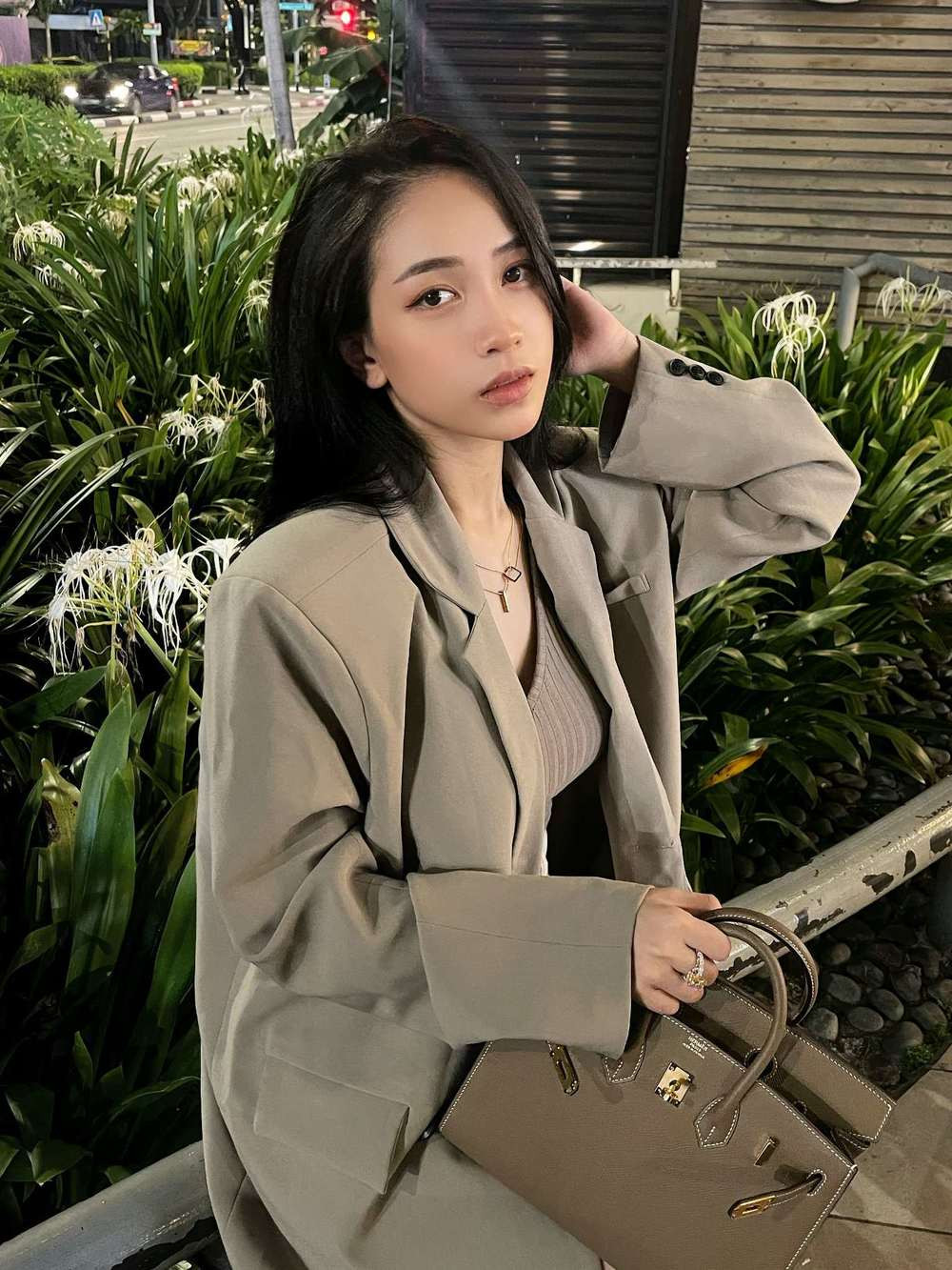 Người đẹp sinh năm 1999 vẫn là "tay chơi đồ hiệu" của Vbiz.