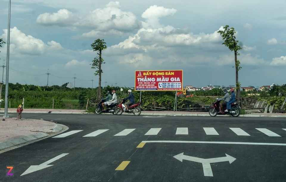 Sau phiên đấu giá đất xuyên đêm, ngay khi có kết quả trúng đấu giá, nhiều sàn môi giới đã dựng dựng ô, kê bàn ghế tư vấn, mời chào khách ngay giữa khu đất đấu giá. Tuy nhiên, trong ngày 22/8, chỉ còn lác đác người dân đi vào khu đất này tham quan.