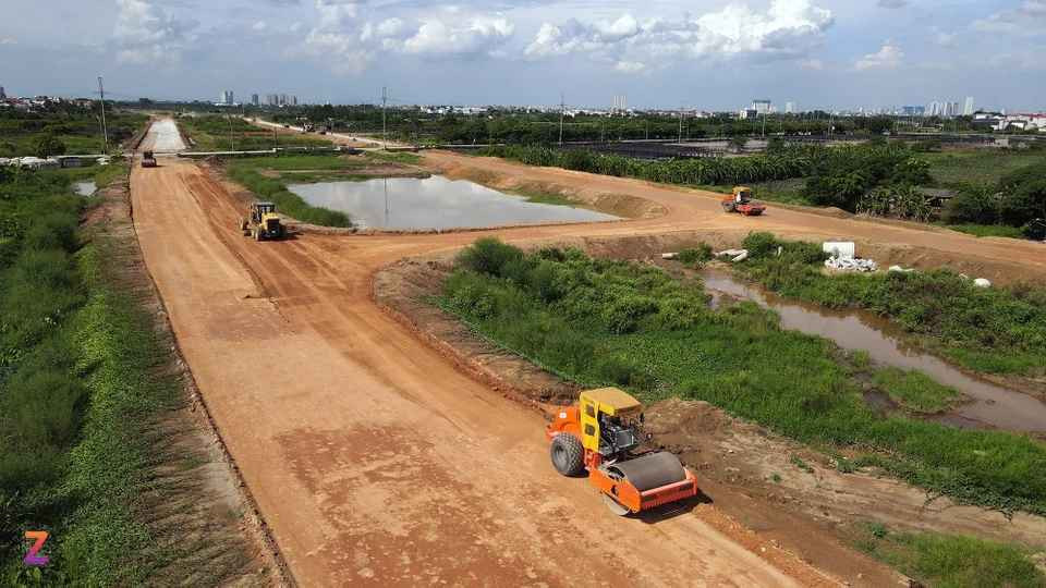 Dự án Vành đai 4 đoạn đi qua khu đất này hiện do nhà thầu Vinaconex thi công. Trên công trường, công nhân vẫn đang làm đường song hành dưới thấp.