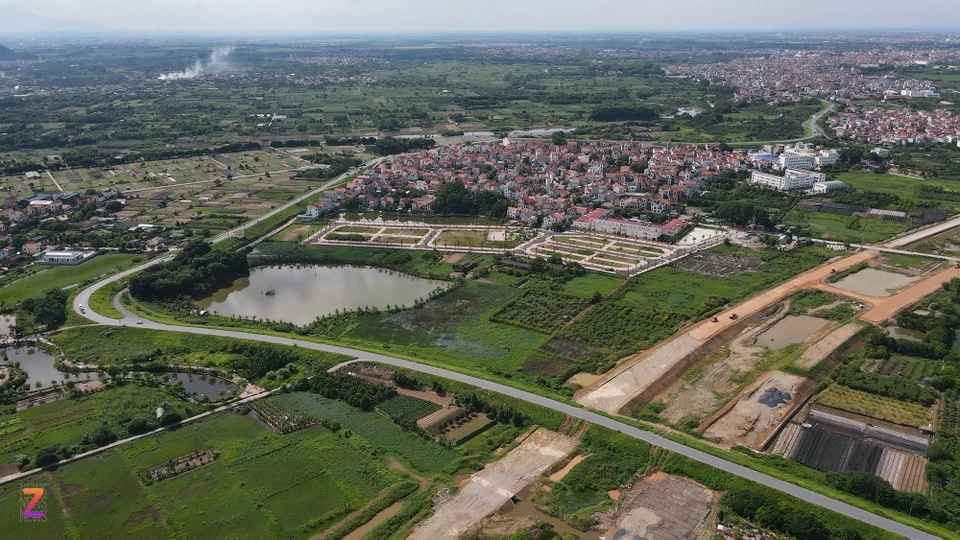 Cách xa trung tâm Thủ đô, nhưng vị trí khu đất này chỉ cách đường Vành đai 4 khoảng 100 m và cách đường đê Tiền Lệ khoảng 300 m.