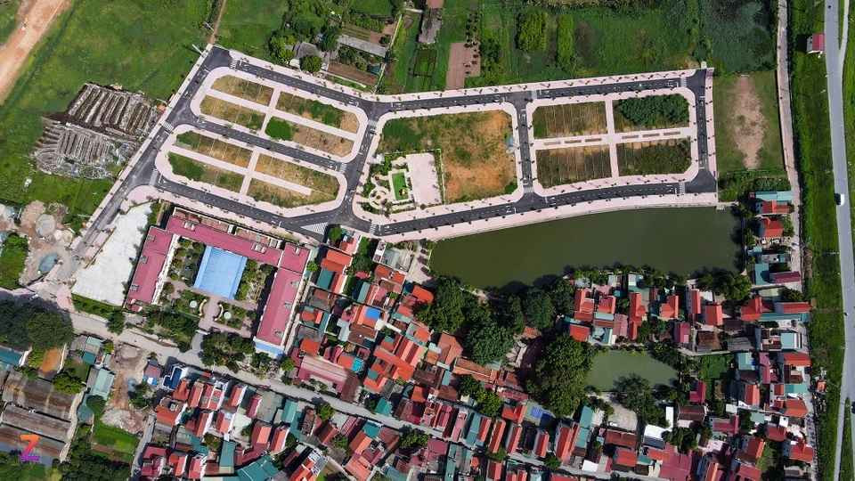 Người dân địa phương cho biết thửa đất này trước đây là cánh đồng Lòng Khúc thuộc làng Tiền Lệ. Thời điểm giữa năm 2022, địa phương bắt đầu di dời mồ mả, thu hồi đất để làm hạ tầng khu dân cư, chuẩn bị đấu giá.