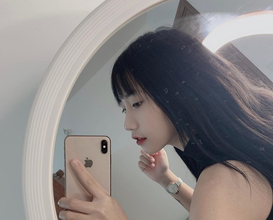 Việc quảng cáo đại trà của Khánh Huyền khiến cho dân mạng tố rằng hot tiktoker lợi dụng sự nổi tiếng của mình để kiếm tiền bất chấp, PR sản phẩm không có tâm và làm mất lòng tin của người hâm mộ.