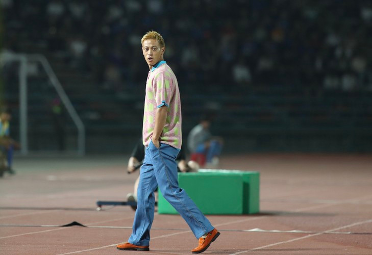 Điều đặc biệt dù đội nhà thi đấu vào buổi tối nhưng Keisuke Honda vẫn đeo một cặp kính râm trông khác lạ.
