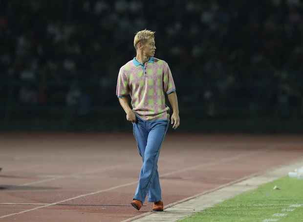 Theo đó HLV Honda diện đồ theo phong cách Y2k, đây là một xu hướng đã xuất hiện từ cuối những năm 90 và 2000.