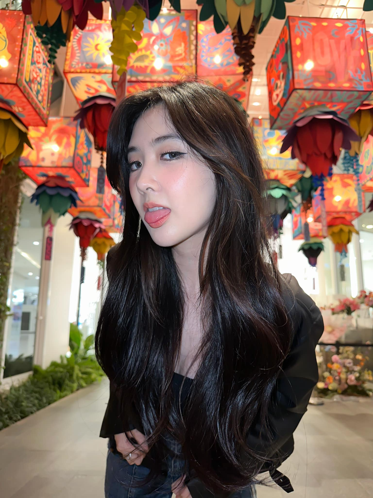 Nhiều fan còn đinh ninh rằng cô nàng xinh đẹp chuyển hướng làm "travel blogger".