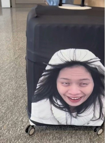 Một cô gái Đài Loan (Trung Quốc) đã chia sẻ trên mạng một "chiêu thức chống trộm vali" độc đáo của mình. Cô ấy đã đặt làm một chiếc bao vali in hình mặt xấu của chính mình.