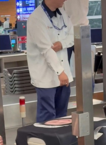 Tuy nhiên, cũng có ý kiến cho rằng, nếu ai đó muốn trộm vali thì dù có bảo vệ bằng hình thức nào cũng không quan trọng.