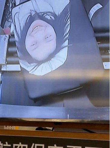 Nhiều người dùng mạng đã bình luận hài hước: "Chắc chắn các nhân viên an ninh làm việc cả ngày sẽ cảm thấy vui vẻ hơn khi nhìn thấy cái vali này", "Mang lại niềm vui cho mọi người", "Nếu mình không thấy ngại thì người khác sẽ thấy ngại".