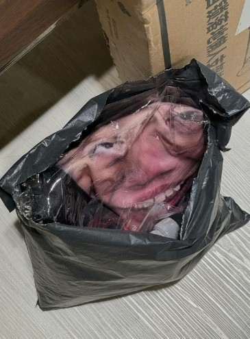 Khi qua cửa an ninh, hình ảnh chiếc vali cùng với khuôn mặt hài hước của cô ấy hiện lên trên màn hình, khiến cả cô và nhân viên an ninh đều bật cười. Ngay cả khi chưa lắp vào vali, chiếc bao vali này trông cũng rất đáng sợ và hài hước.