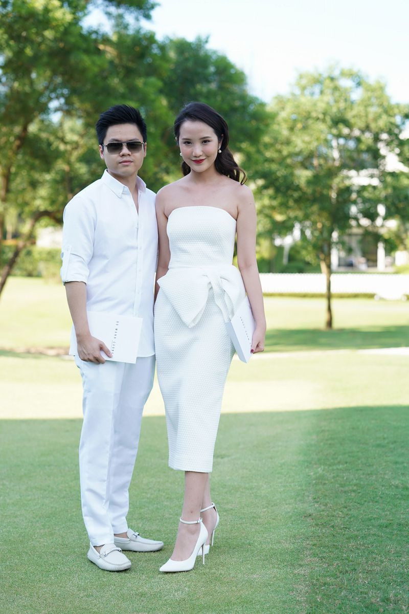 Đặc biệt, phu nhân TGĐ Phan Thành còn khoe khéo chuyện đã về dáng sau 3 tháng sinh con khi ghi caption ở story tiếp theo: "May quá vẫn còn mặc vừa đồ mới được tặng".