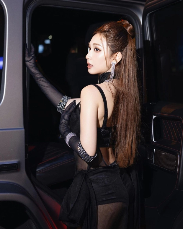 Được biết, chiếc xe G63 trị giá chục tỷ này là món quà Thanh Mèo được chị gái - Chủ tịch một tập đoàn mỹ phẩm tặng. Hiện tại, hot girl cũng đang phụ giúp chị gái kinh doanh, quản lý cơ ngơi này.