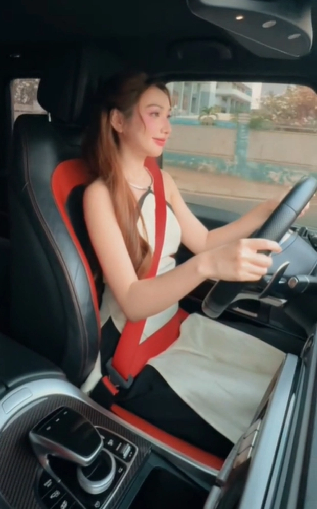 Từ áo dài truyền thống, áo dài cách tân đến những bộ trang phục có phần cắt xẻ táo bạo, khoe body của Thanh Mèo đều nhận được lời khen từ netizen. Bởi cô nàng “cân” được mọi phong cách, gương mặt cũng dễ thương, xinh xắn khiến dân mạng đua nhau “nhận vợ”.